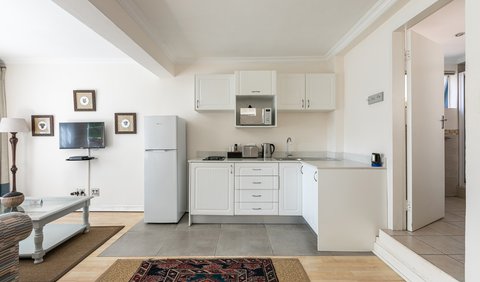 Garden Apartment: Cottage kitchen area